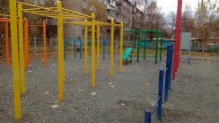 Площадка для воркаута в городе Серов №9164 Средняя Современная фото