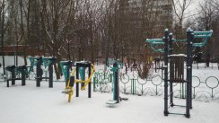 Площадка для воркаута в городе Одинцово №11669 Маленькая Современная фото