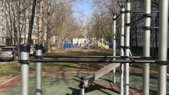 Площадка для воркаута в городе Москва №13115 Маленькая Современная фото