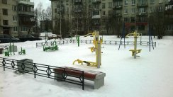 Площадка для воркаута в городе Петергоф №4816 Маленькая Современная фото