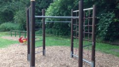 Площадка для воркаута в городе Аахен №3889 Маленькая Современная фото