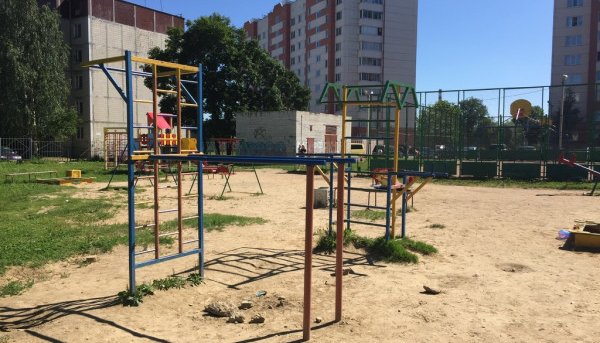 Площадка для воркаута в городе Коммунар №8799 Маленькая Современная фото