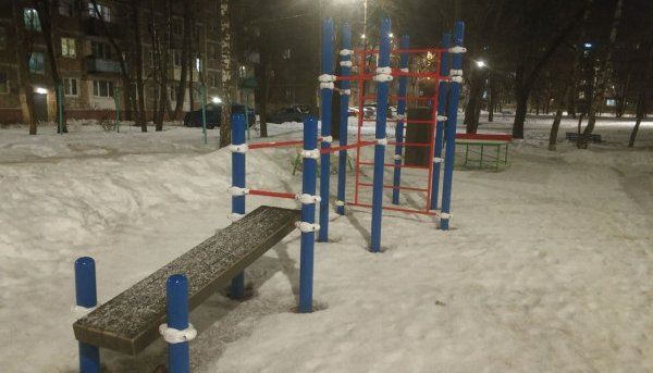 Площадка для воркаута в городе Серпухов №11254 Маленькая Современная фото