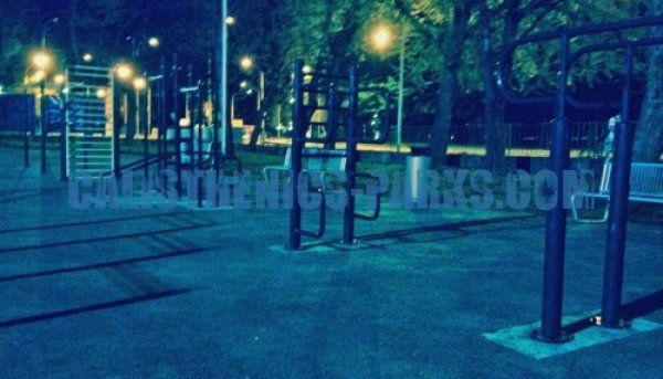 Площадка для воркаута в городе Осиек №3432 Большая Современная фото