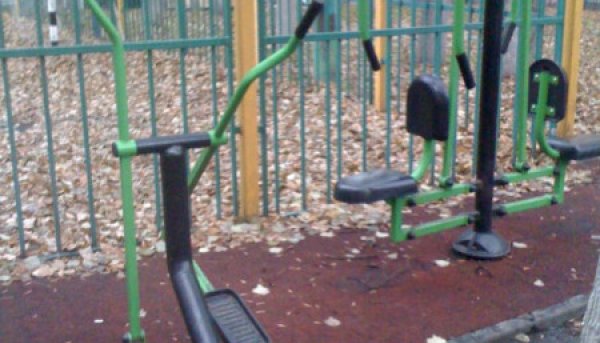 Площадка для воркаута в городе Москва №4575 Маленькая Современная фото