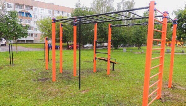 Площадка для воркаута в городе Псков №5390 Маленькая Современная фото