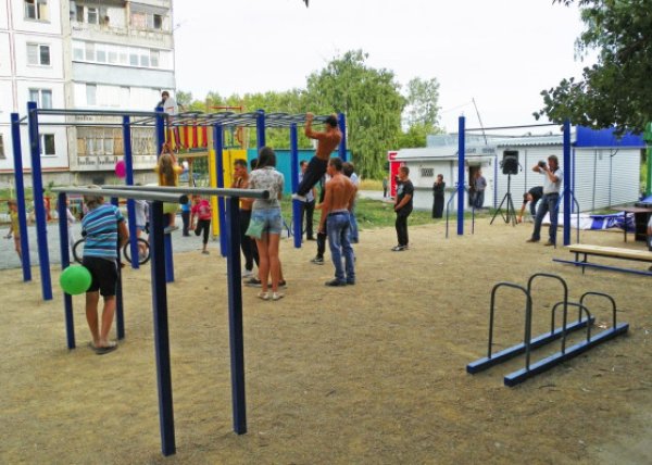 Площадка для воркаута в городе Новосибирск №2414 Маленькая Современная фото