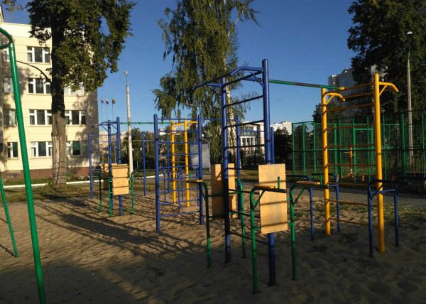 Площадка для воркаута в городе Чебоксары №5520 Средняя Современная фото