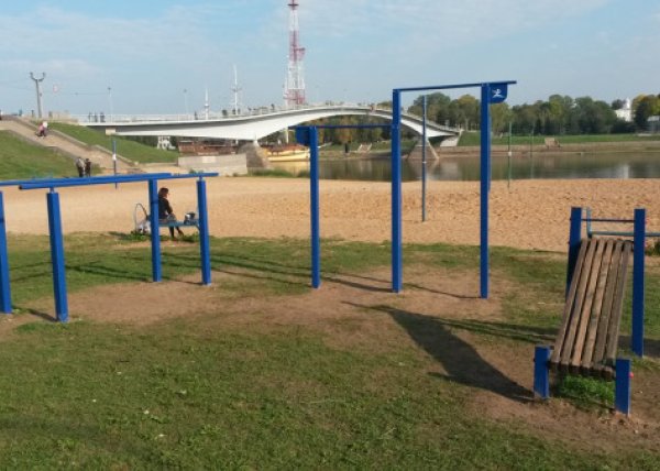 Площадка для воркаута в городе Великий Новгород №4361 Маленькая Современная фото