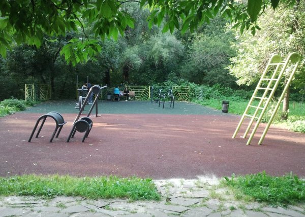 Площадка для воркаута в городе Москва №4158 Маленькая Современная фото