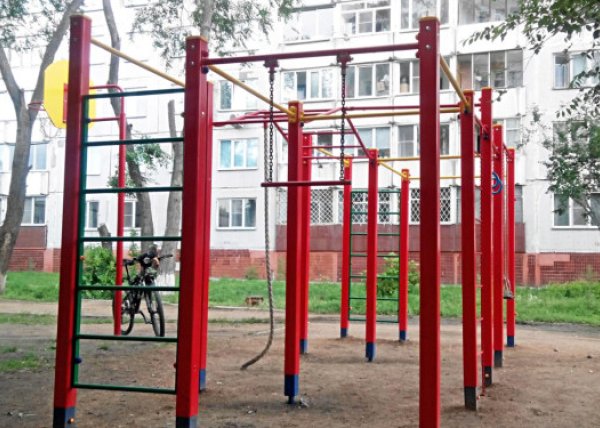 Площадка для воркаута в городе Новосибирск №3976 Маленькая Современная фото