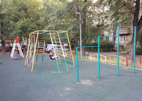 Площадка для воркаута в городе Москва №4156 Маленькая Современная фото