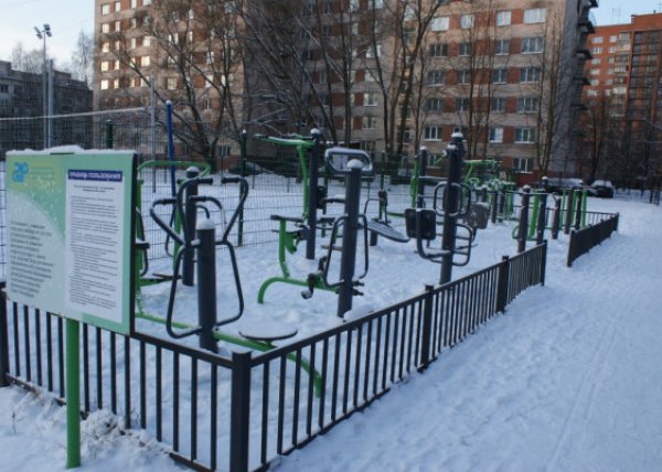 Площадка для воркаута в городе Санкт-Петербург №4743 Маленькая Современная фото