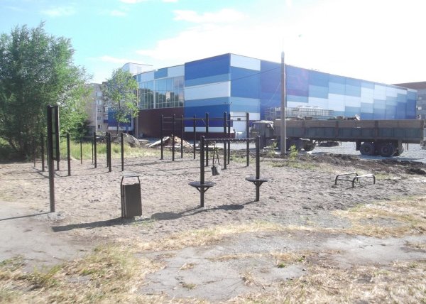 Площадка для воркаута в городе Челябинск №2205 Маленькая Современная фото