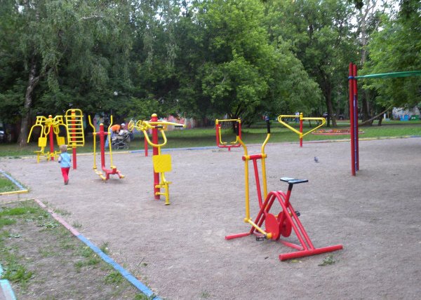 Площадка для воркаута в городе Москва №143 Маленькая Современная фото