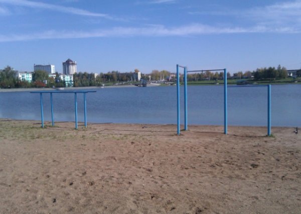 Площадка для воркаута в городе Альметьевск №1202 Маленькая Современная фото