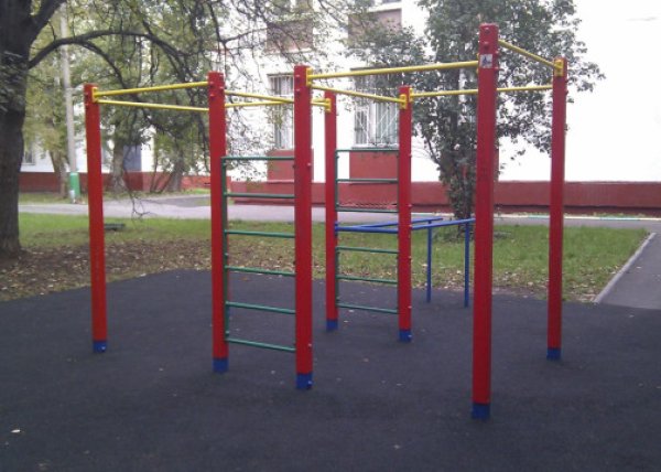 Площадка для воркаута в городе Москва №4440 Маленькая Современная фото