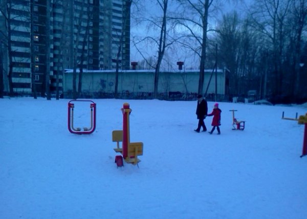Площадка для воркаута в городе Пермь №1032 Маленькая Современная фото