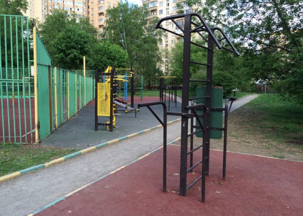 Площадка для воркаута в городе Москва №4822 Средняя Современная фото