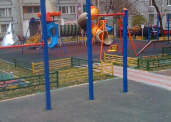 Площадка для воркаута в городе Москва №4517 Маленькая Современная фото