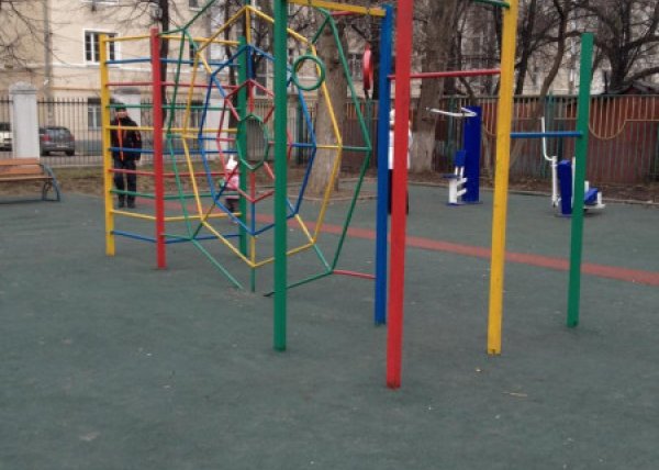 Площадка для воркаута в городе Москва №2110 Маленькая Современная фото