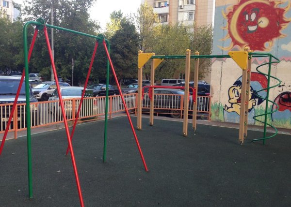 Площадка для воркаута в городе Москва №2363 Маленькая Современная фото