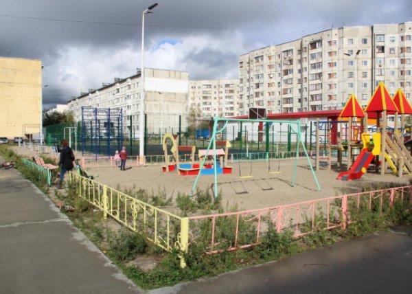 Площадка для воркаута в городе Надым №5522 Большая Современная фото