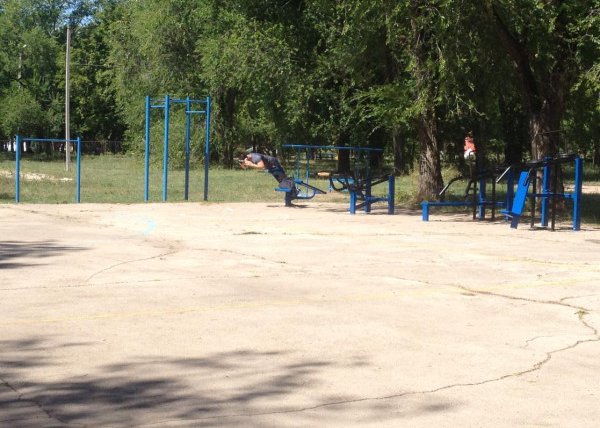 Площадка для воркаута в городе Отрадный №5444 Средняя Современная фото