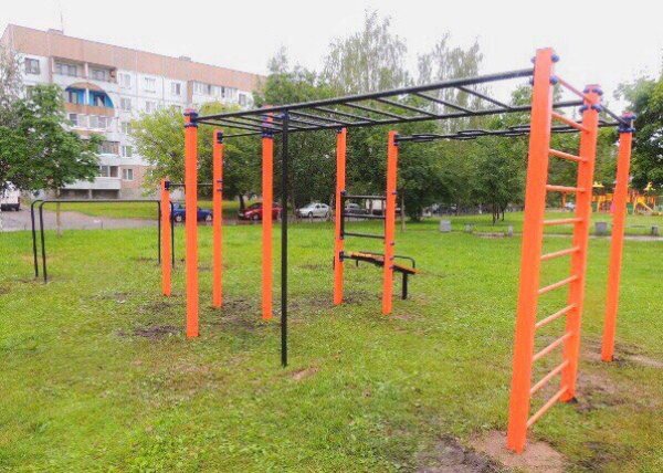 Площадка для воркаута в городе Псков №5390 Маленькая Современная фото