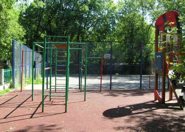 Площадка для воркаута в городе Москва №3023 Маленькая Современная фото
