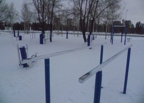 Площадка для воркаута в городе Астана №2000 Средняя Современная фото