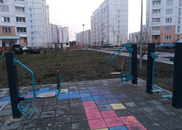 Площадка для воркаута в городе Москва №2791 Маленькая Современная фото
