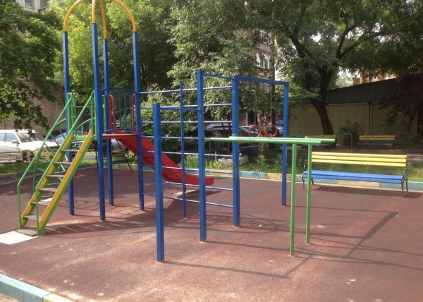 Площадка для воркаута в городе Москва №5267 Маленькая Современная фото
