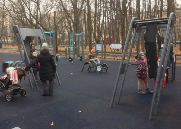Площадка для воркаута в городе Москва №2584 Средняя Современная фото