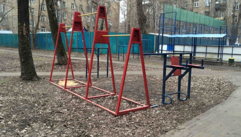 Площадка для воркаута в городе Москва №5075 Маленькая Современная фото
