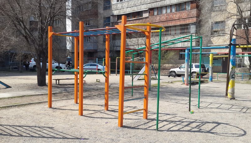 Площадка для воркаута в городе Алматы №2116 Маленькая Современная фото