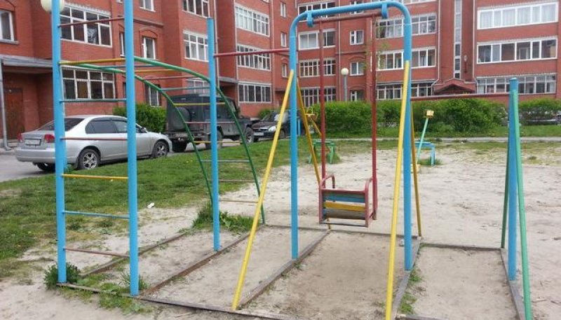 Площадка для воркаута в городе Томск №2218 Маленькая Современная фото