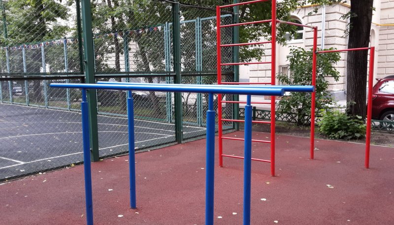 Площадка для воркаута в городе Москва №2977 Маленькая Современная фото