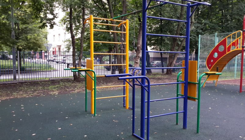 Площадка для воркаута в городе Москва №2978 Маленькая Современная фото