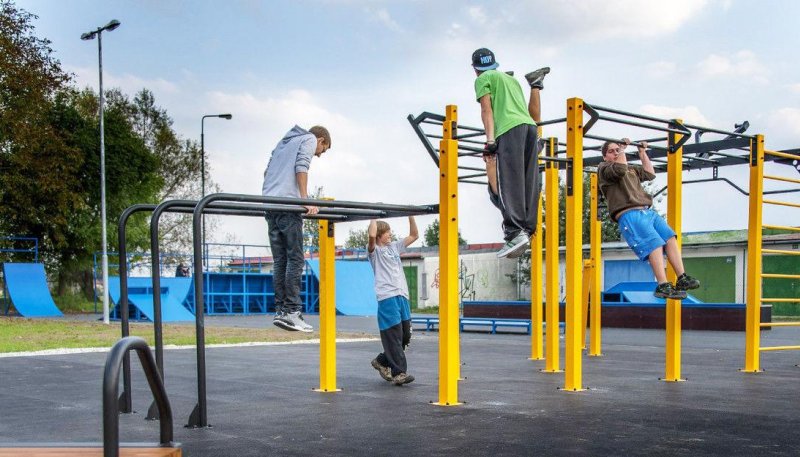 Площадка для воркаута в городе Актобе №5634 Средняя Современная фото