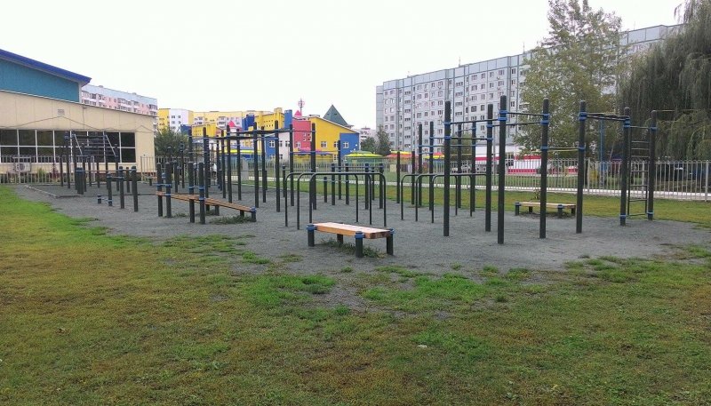 Площадка для воркаута в городе Балаково №5735 Маленькая Современная фото