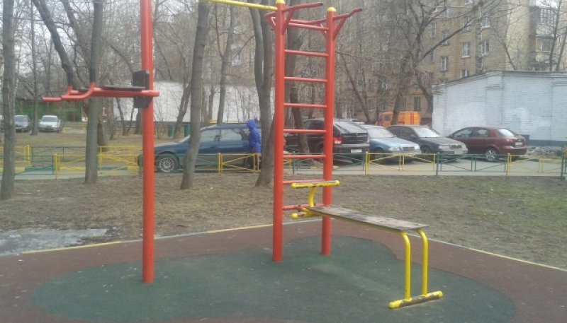 Площадка для воркаута в городе Москва №5037 Маленькая Современная фото