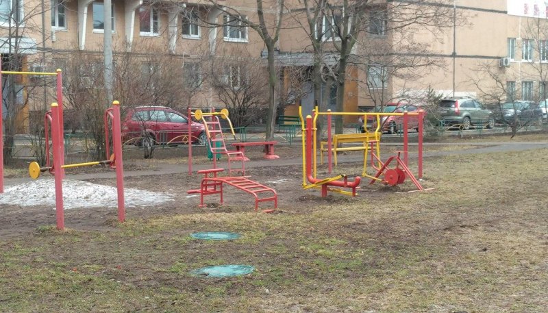 Площадка для воркаута в городе Москва №6343 Маленькая Современная фото