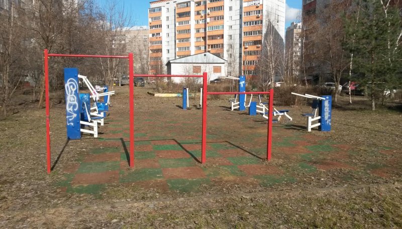 Площадка для воркаута в городе Люберцы №6363 Маленькая Современная фото