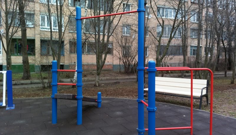 Площадка для воркаута в городе Мытищи №6465 Маленькая Современная фото