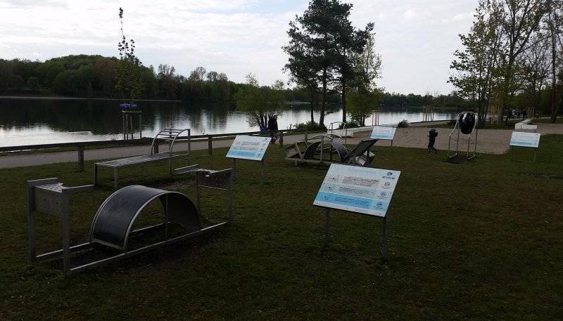 Площадка для воркаута в городе Карлсфельд №6556 Маленькая Современная фото