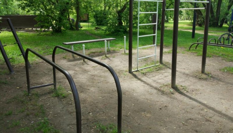 Площадка для воркаута в городе Москва №6875 Маленькая Современная фото