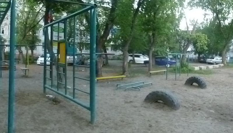 Площадка для воркаута в городе Бийск №7120 Маленькая Современная фото