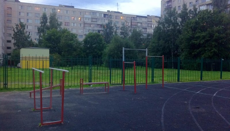 Площадка для воркаута в городе Санкт-Петербург №7247 Маленькая Современная фото