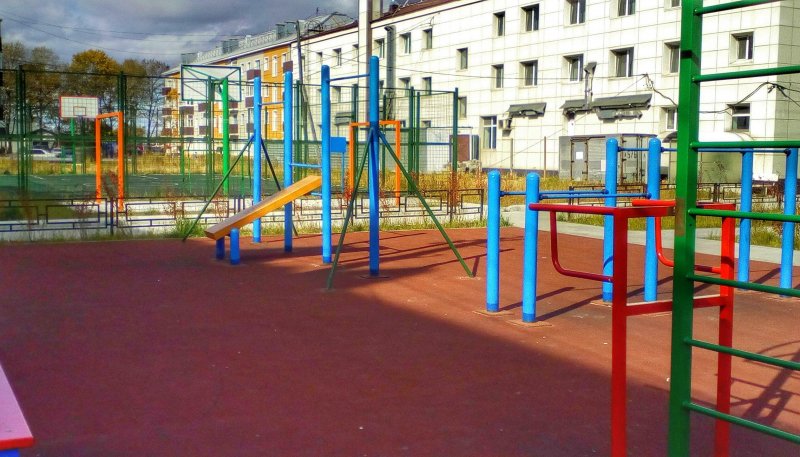 Площадка для воркаута в городе Поронайск №7712 Маленькая Современная фото